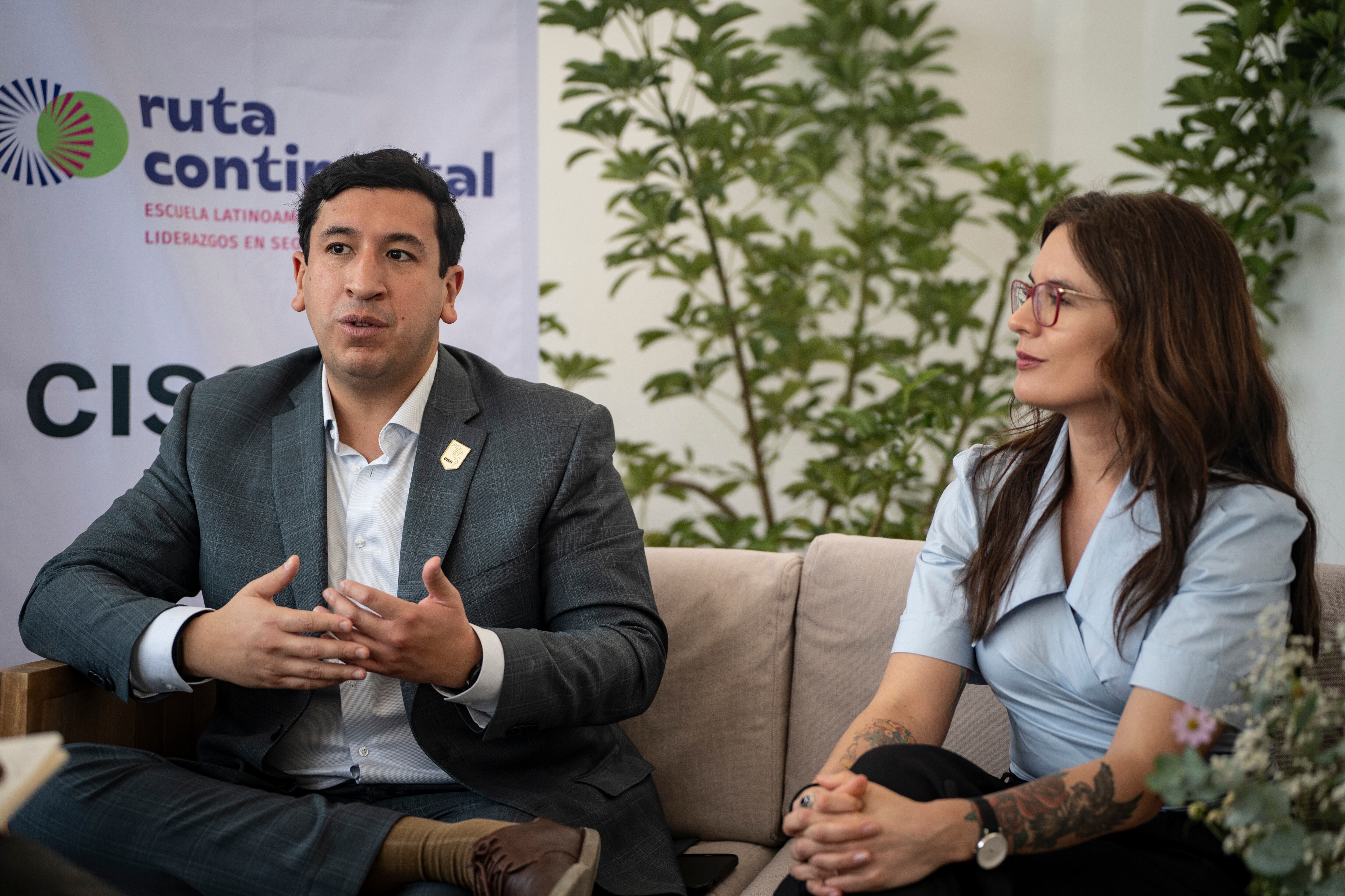 Pedro Kumamoto y Camila Vallejo en el espacio cultural Laguna (Ciudad de México).