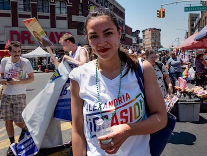 Alexandria Ocasio-Cortez, durante la marcha del Orgullo Gay en el Bronx el pasado 17 de junio. 
