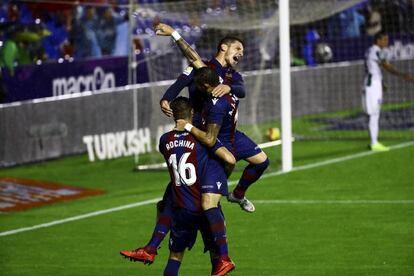Jugadores del Levante celebran el segundo gol ante el Levante.