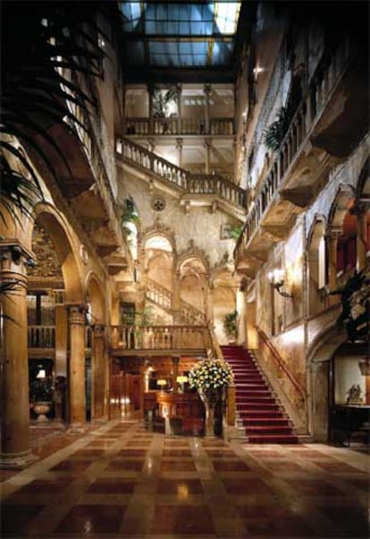 Escalera en uno de los espacios comunes del hotel Danieli de Venecia (Italia).