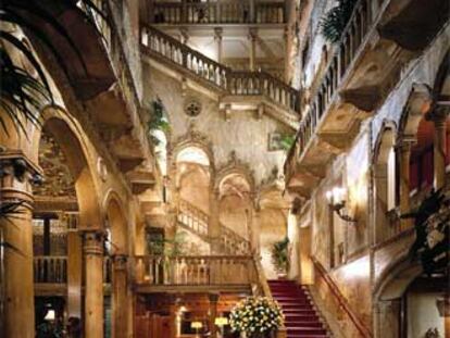 Escalera en uno de los espacios comunes del hotel Danieli de Venecia (Italia).