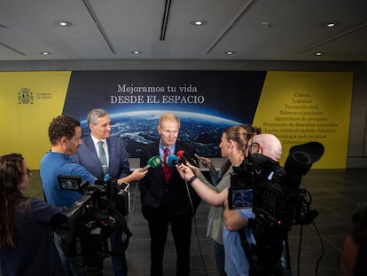 El administrador de la NASA, Bill Nelson, a la derecha, junto al director de la Agencia Espacial Española y coordinador del PERTE Aeroespacial, Miguel Belló, atienden a los medios de comunicación, esta mañana, en Sevilla.