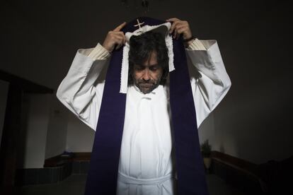 Teo Nieto no usa sotana porque piensa que el uniforme le separa del resto de la comunidad. El único momento en que cree necesario el uso del hábito es para celebrar misa.