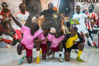 Jugadores del Espoirs de Guediawaye juvenil descansan tras un entrenamiento en el estadio municipal Ibrahima Boye, en
Guediawaye.