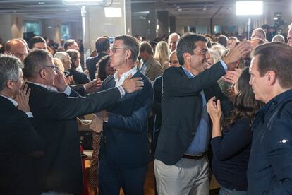 El presidente del Partido Popular, Alberto Núñez Feijóo, y el presidente del PP de la Comunidad Valenciana, Carlos Mazón, entre militantes del PP en Valencia, este miércoles.