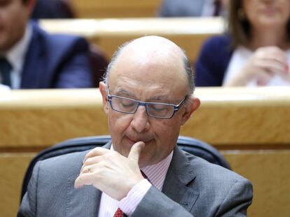 El ministro de Hacienda, Cristobal Montoro, en el Senado.