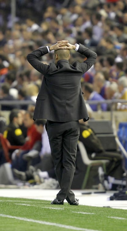 Guardiola observa jugar a su equipo desde la banda.