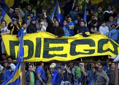 Aficionados de Boca Juniors recuerdan a Maradona en el partido ante Estudiantes.