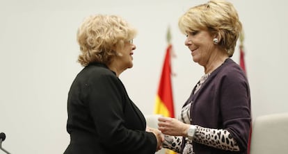 Manuela Carmena con Esperanza Aguirre en el pleno de Madrid.