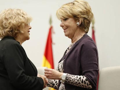 Manuela Carmena con Esperanza Aguirre en el pleno de Madrid.