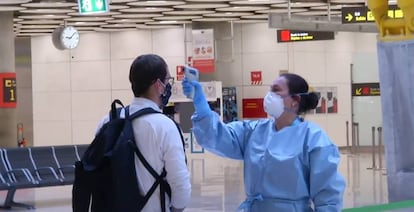 Captura de la señal de Moncloa de un control de toma de temperaturas a los pasajeros de un vuelo internacional a su llegada al aeropuerto de Madrid Barajas.