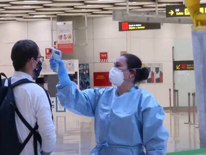 Captura de la señal de Moncloa de un control de toma de temperaturas a los pasajeros de un vuelo internacional a su llegada al aeropuerto de Madrid Barajas.