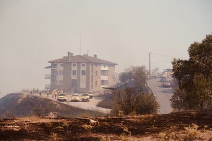 Edificio en barrio Bufalvent de Manresa, durante las acciones de extinción, este lunes.