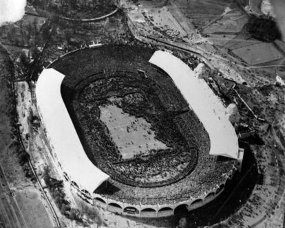 Vista a&eacute;rea del estadio de Wembley, durante la final de la FA Cup en 1923 entre el Bolton Wanderers y el West Ham.