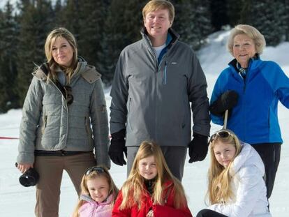 Los reyes de Holanda, Guillermo-Alejandro y Máxima posan para los fotógrafos junto a la princesa Beatriz y sus tres hijas.