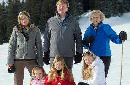 Los reyes de Holanda, Guillermo-Alejandro y Máxima posan para los fotógrafos junto a la princesa Beatriz y sus tres hijas.