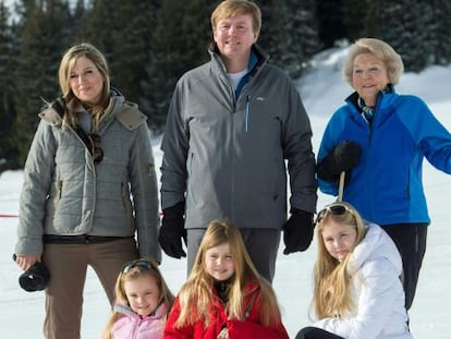 Los reyes de Holanda, Guillermo-Alejandro y Máxima posan para los fotógrafos junto a la princesa Beatriz y sus tres hijas.