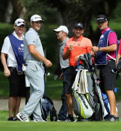 Rahm, de gris, y Garc&iacute;a, de naranja, durante el ProAm previo al torneo de Valderrama.