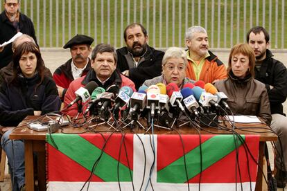 Txusa Etxeandia (centro), una de las convocantes del acto político, durante la confrencia de prensa en Barakaldo.