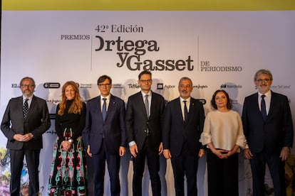 Foto de familia de los Ortega y Gasset. De izquierda a derecha, Juan Cantón, director general de prensa de PRISA Media, Pilar Gil, vicepresidenta del grupo PRISA, Salvador Illa, president de la Generalitat de Cataluña, Joseph Oughourlian, presidente de grupo PRISA, Jaume Collboni, alcalde de Barcelona, Pepa Bueno, directora de EL PAÍS y Jaume Serra, delegado de PRISA Media en Cataluña.