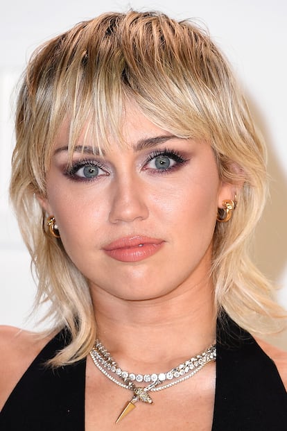 Pero hay novedades. Una de las m¨¢s sorprendentes incluye a Miley Cyrus y a su ind¨®mito mullet, inspirado en el glam rock de los a?os setenta: ¡°En este corte el flequillo y las patillas cortas desfiladas contrastan con una nuca larga desconectada¡±, revela Ana Mart¨ªnez, Education Manager de Jean Louis David. Una referencia inesperada que tambi¨¦n se pide en Espacio Q: ¡°Adem¨¢s del corte, se nos demanda bastante el color que lleva, un rubio. Lo bueno de este ic¨®nico corte es que lo podemos versionar y adaptar dependiendo del cabello de cada clienta¡±, explican.