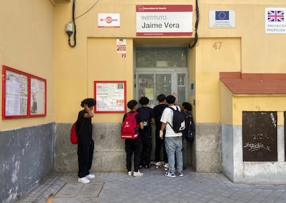 Varios alumnos a las puertas del instituto Jaime Vera de Madrid durante el apagón.