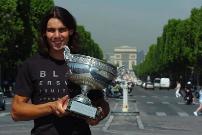 El tenista español posa con el trofeo de Roland Garros 2006 en en la avenida de los Campos Elíseos.