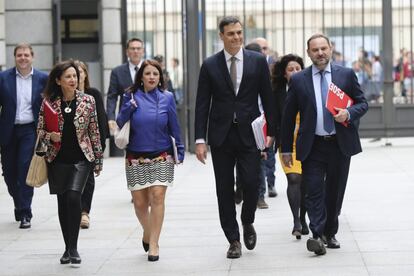 Margarita Robles, Adriana Lastra, Pedro Sánchez y José Luis Ábalos a su llegada al Congreso.
