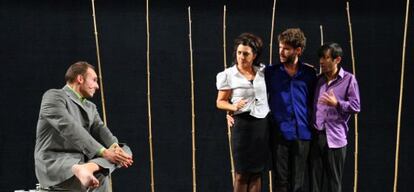 Una escena de la representación de 'Expediente 312', de la compañía Gaitzerdi, en el Teatro Arriaga.