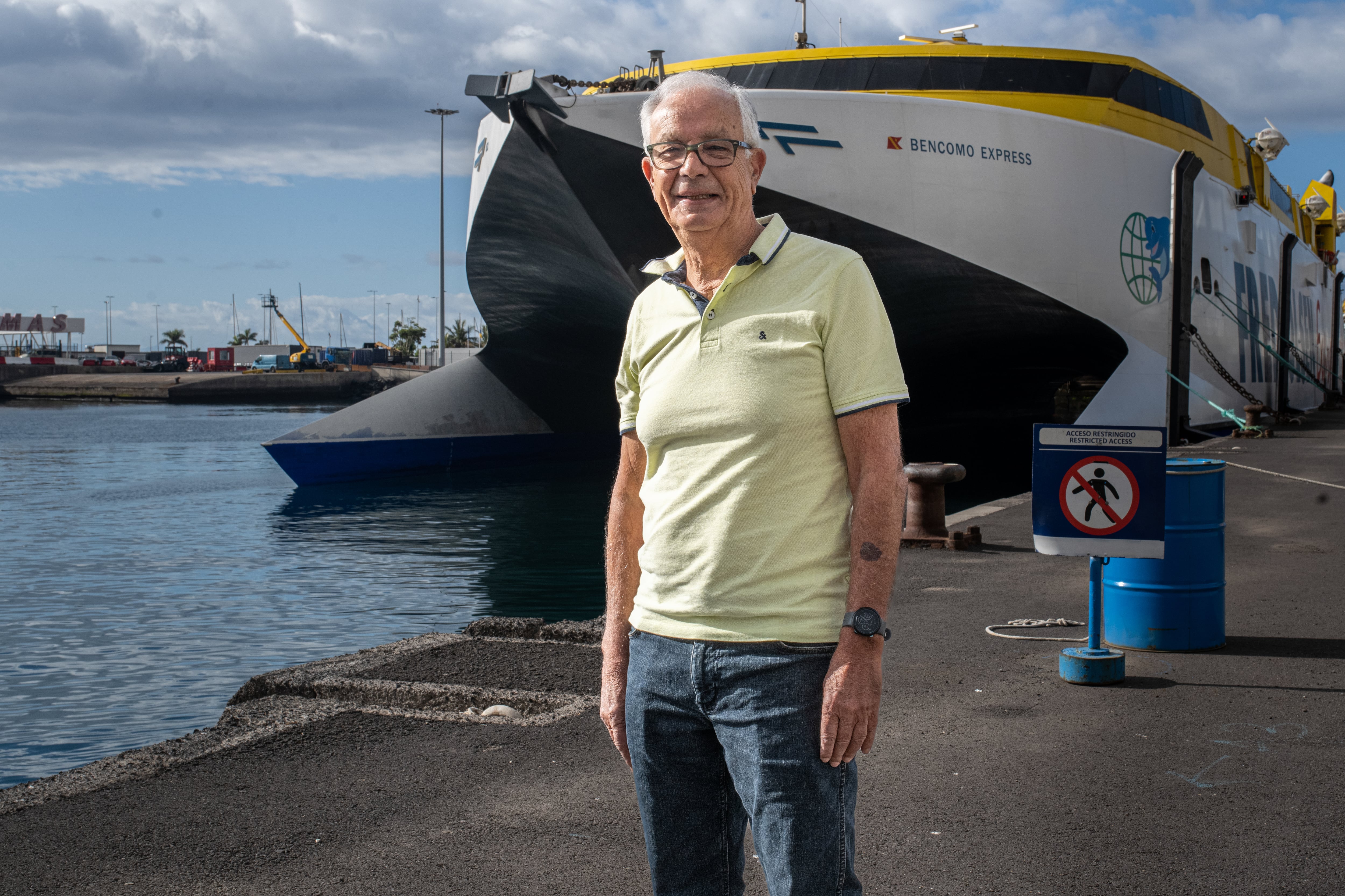 Eustaquio Villalba, geógrafo retirado de la docedencia universitaria y portavoz histórico de la plataforma ecologista ATAN, el día 8 en el puerto de Santa Cruz de Tenerife. 