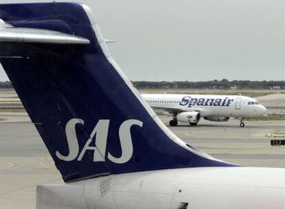 Aviones de las compañías SAS y Spanair, en el aeropuerto de El Prat, en Barcelona.