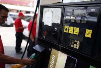 Un hombre trabaja en una estación de servicio de gasolina. EFE/Archivo