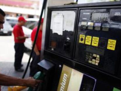 Un hombre trabaja en una estación de servicio de gasolina. EFE/Archivo