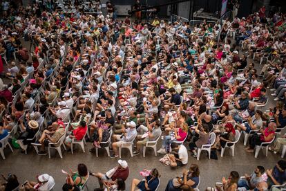 Asistentes al mitin de la coalición Sumar en el distrito madrileño de Villaverde, en el sur de Madrid, el pasado domingo.