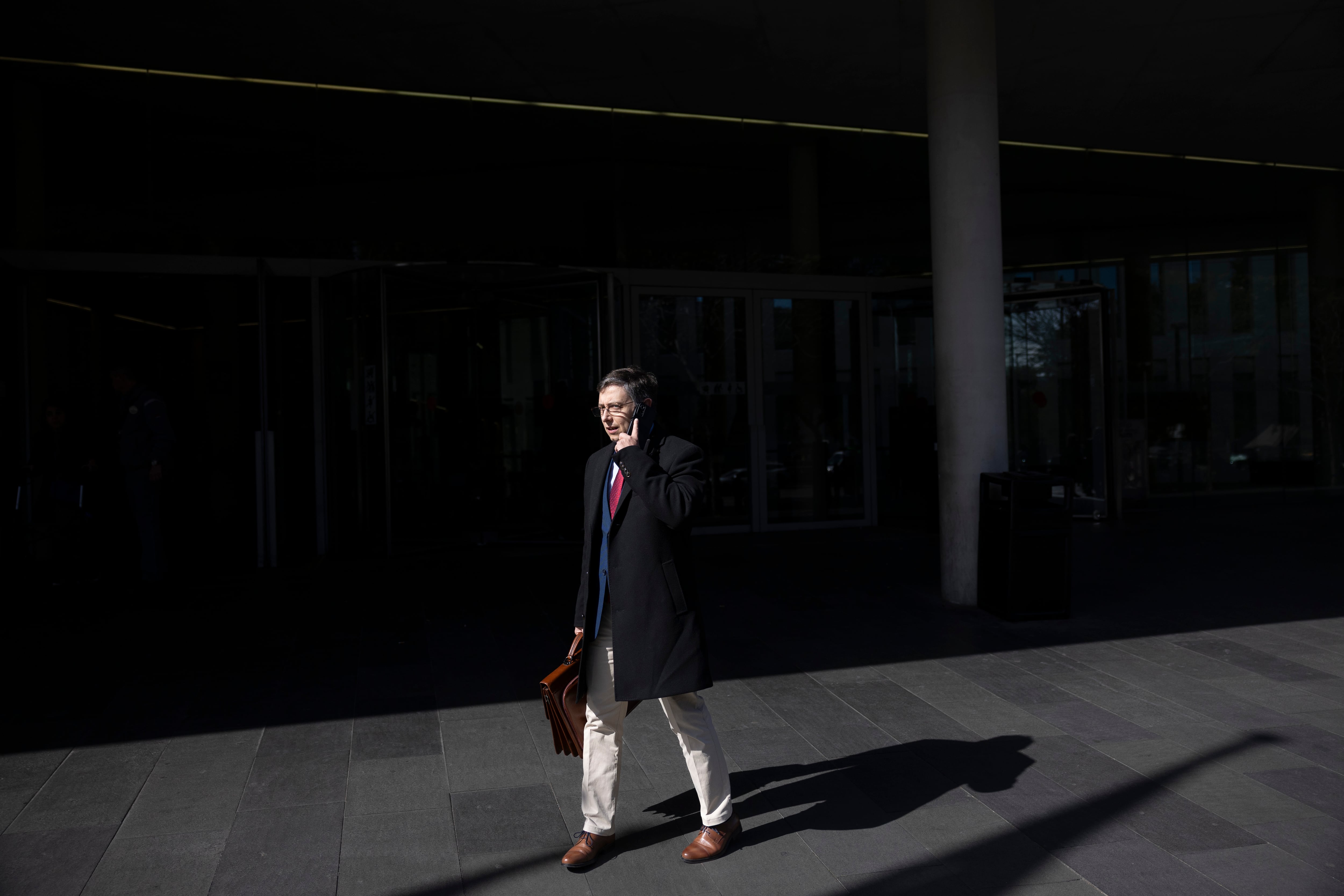 El letrado de Abogados Cristianos, José María Fernández Abril, frente a los juzgados de Barcelona, en marzo de 2025.