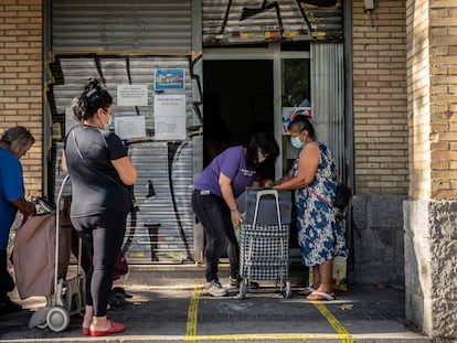 Un grupo de personas en el banco de alimentos Gran Avenida 24, en el barrio de Orcasitas (Madrid).