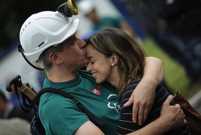 Javier Fernández besa a su mujer el primer día de la marcha. Los mineros protestan por los recortes del Gobierno en su sector.
