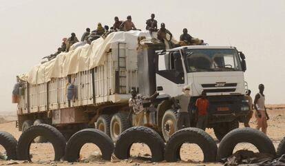 Un camión que transporta migrantes espera en un 'check point' de la policía nigerina.