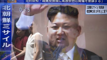 Un monitor en Tokio muestra la imagen de Kim Jong-un anunciando el lanzamiento de un misil qiue sobrevol&oacute; el norte de Jap&oacute;n.