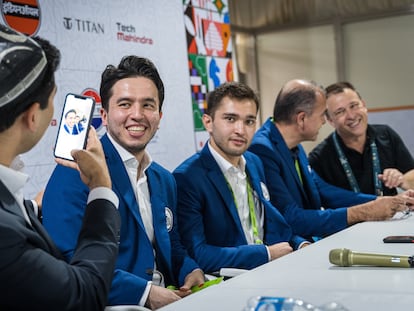 Vajídov y Yakúbboev en la sala de prensa tras ganar el oro para Uzbekistán