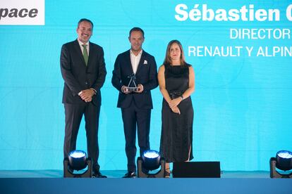 Sofía Ruiz de Velasco, Directora S Moda y Juan Vilda director de Acuerdos de Distribución de MAPFRE España, entregan el premio SUV del año SModa a  Sébastien Guigues, director general de Renault y Alpine en España