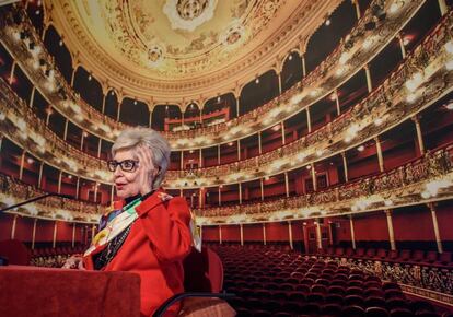 
La actriz Concha Velasco presentó este miércoles en el teatro Arriaga de Bilbao la obra La habitación de María, en la que es protagonista. El espectáculo, que se podrá ver hasta el próximo 22 de agosto, está escrita por Manuel Martínez Velasco y dirigida por
José Carlos Plaza. “La cultura es lo que nos hace salir adelante”, celebró la intérprete durante la presentación en relación a un año complicado para todas las industrias y, especialmente, para la cultural.