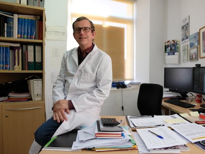 El catedrático de Nutrición Jordi Salas-Salvadó, en su despacho de la Universidad Rovira i Virgili de Reus, el pasado lunes.