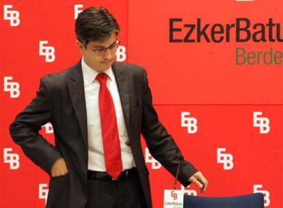 Mikel Arana, portavoz de la presidencia de Ezker Batua, en la rueda de prensa en Bilbao.