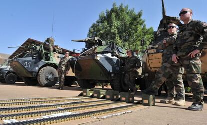 Soldados franceses preparan su munición en una base aérea de Bamako.