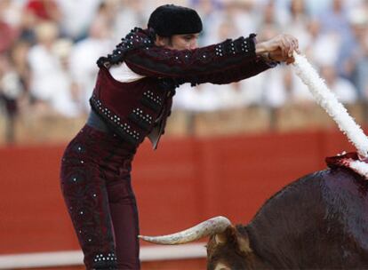 Curro Robles pone las banderillas al sexto toro de la tarde en la Maestranza.