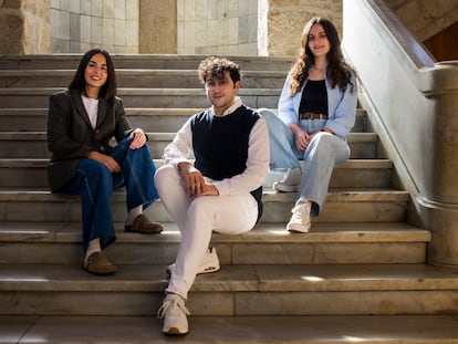 De izquierda a derecha: Tamara Rivas, Borja Fernández-Novoa y Eva Fernández este lunes en la puerta de la facultad de Medicina de la Universidad de Santiago de Compostela.
