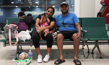 Maximiliano Cortés and Marisol Rodríguez with their daughter, Lía, in Chilpancingo. 