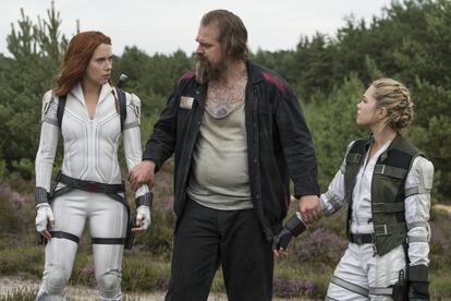 Natasha (Scarlet Johansson), Alexei (David Harbour) y Yelena (Florence Pugh) en un momento de la película.