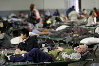 Un grupo de personas evacuadas descansan en un refugio habilitado para residentes de las ciudades de los alrededores de la presa de Oroville, California, el 13 de febrero.